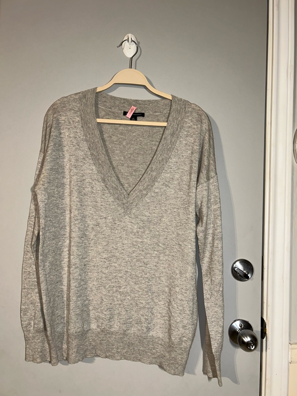 Banana Republic women’s Size M oversized V neck Sweater silk cashmere blend
